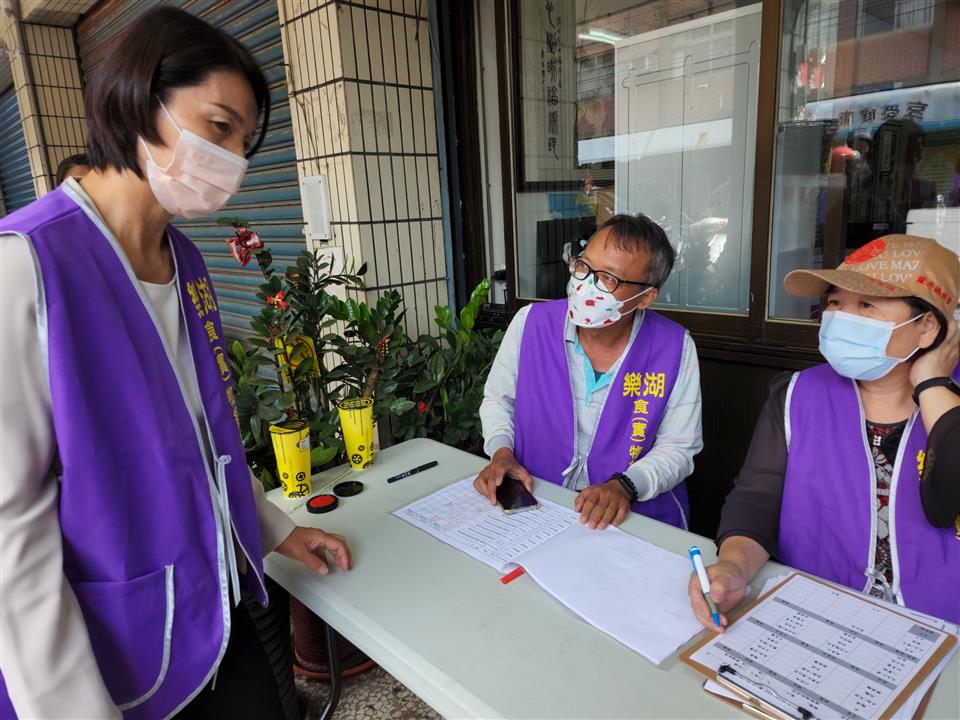 04月份鎮政活動剪影1110417樂湖食物銀行，發放日